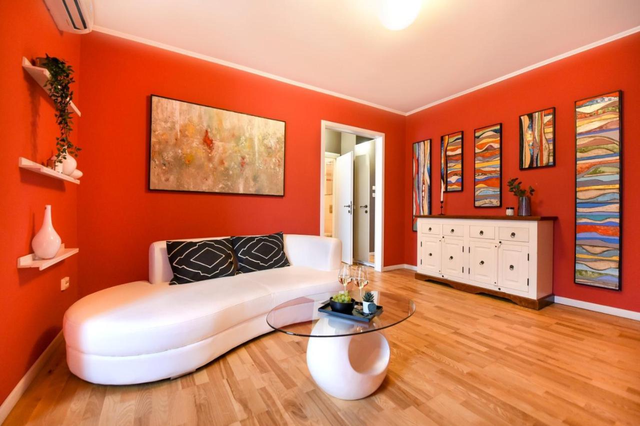 Downtown Oasis: Central Apartments With Cozy Charm ブカレスト エクステリア 写真