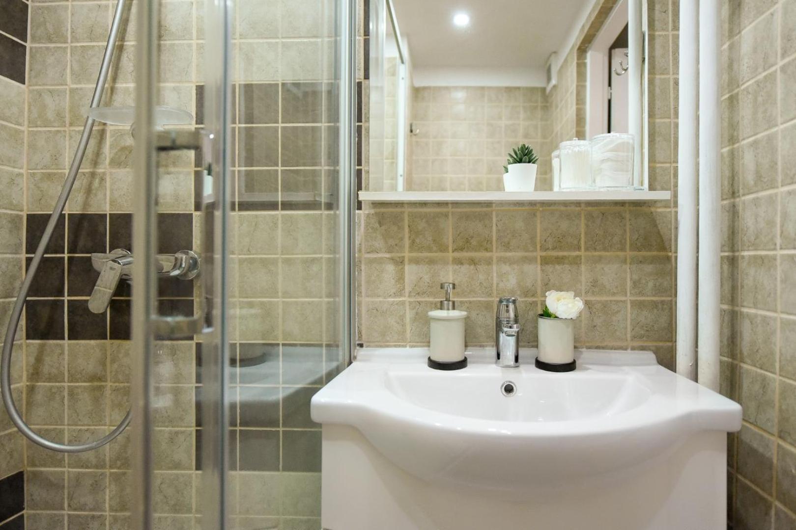 Downtown Oasis: Central Apartments With Cozy Charm ブカレスト 部屋 写真